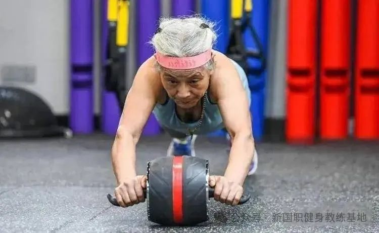 《50岁转行月入3万！健身教练，中年人的新黄金赛道？》(图1)